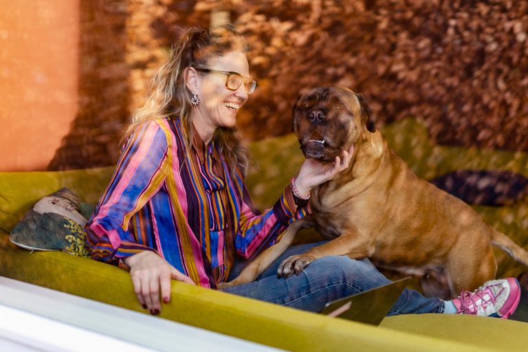 Sfeer-warm-hond-airco-warmtepomp-sprang-mitsubishielectric