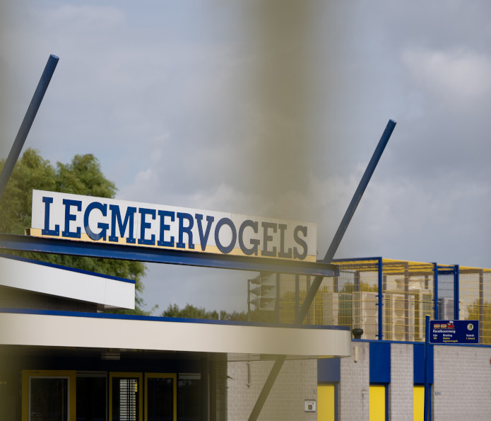 Mitsubishi Electric warmtepomp op dak bij voetbalclub Legmeervogels